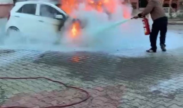 Antalya'da park halindeki iki otomobil çıkan yangında alev alev yandı