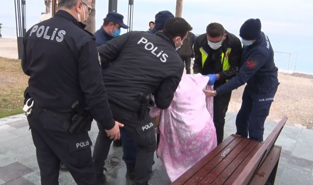 Antalya'da polisin denize girip, kurtarılınca kafasını yere vuran alkollü şahısla imtihanı