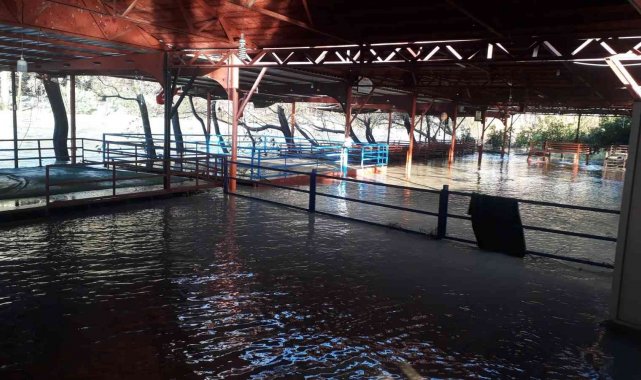 Antalya&#039;da şiddetli yağış ırmak kenarındaki restoranları sular altında bıraktı