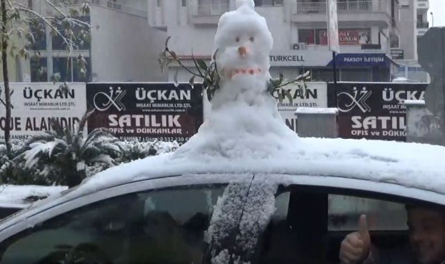 Antalya&#039;da vatandaşlar aracın üzerinde kardan adam ile şehir turu attı