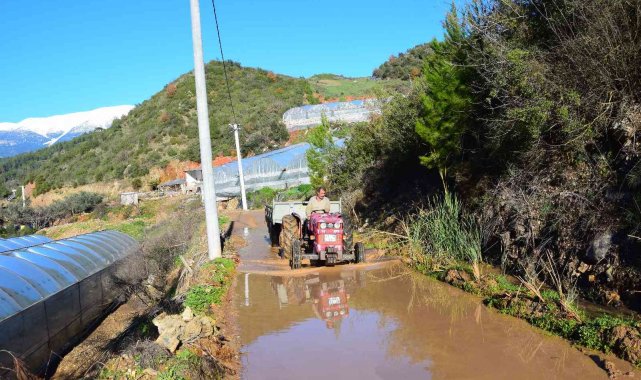 Antalya'da vatandaşlar bozulan yolları imece usulü ile yapıyor