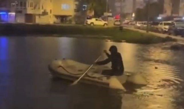 Antalya'da yağmur suyunda bota binip, denizde yüzer gibi yüzdü