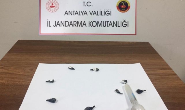 Antalya'dan Kemer'e uyuşturucu madde getirirken yakalandılar
