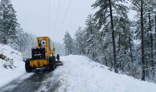 Antalya'nın ilçelerinde yollar karla kaplandı