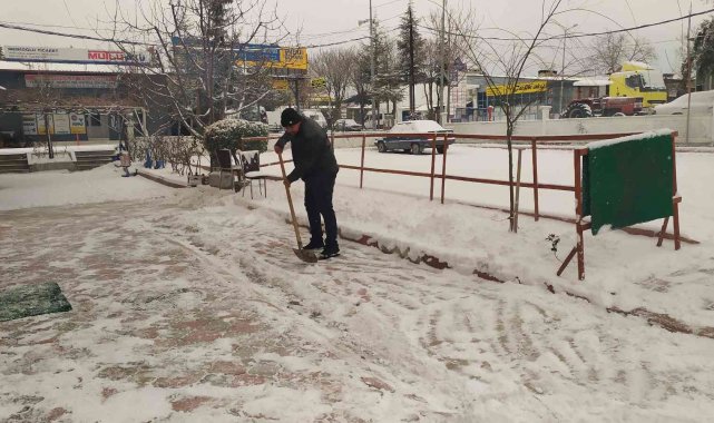 Antalya'nın Korkuteli ilçesinde kar kalınlığı 5 santimi buldu