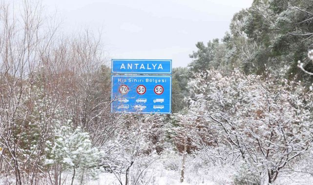 Antalya'nın merkezinde yıllar sonra kar sevinci, yüksek kesimlerinde mücadele