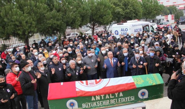 Antalyaspor'un eski futbolcusu Oral Yenigün törenle toprağa verildi