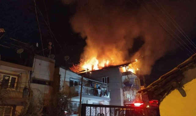 Apartmandan yükselen alevler geceyi aydınlattı