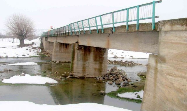 Araban'da 11 kırsal mahalleye ulaşım sağlayan köprü tehlike saçıyor