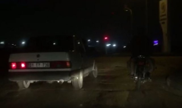 Araç içinden uzattıkları iple motosikleti çekmeye çalışan şahıslar pes dedirtti
