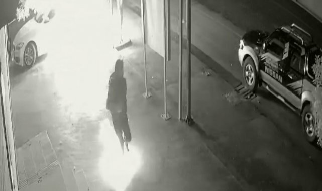 Araç kundaklayanlar önce kameraya ardından polise yakalandı