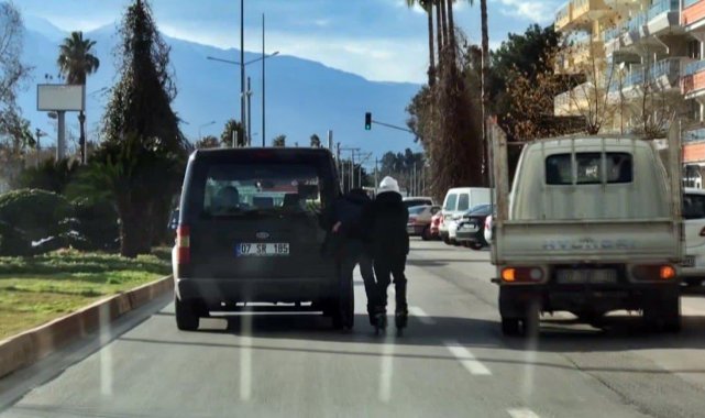 Araca tutunan patenli arkadaşına sarılarak kazaya davetiye çıkardı