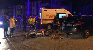 Aracın altında sıkışan motosiklet sürücüsü kurtarıldı