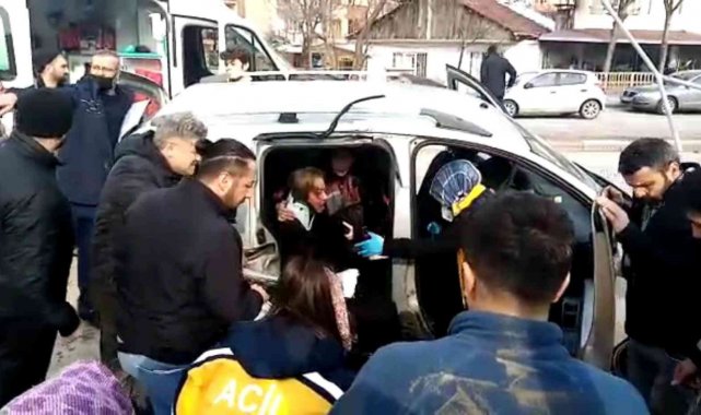 Aracın aydınlatma direğine çarpıp, karşı yola uçtuğu anlar kamerada