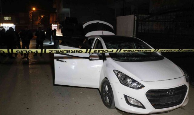 Aracını park ettiği sırada silahlı saldırıya uğradı, sonra araçtan indirilip bıçaklandı