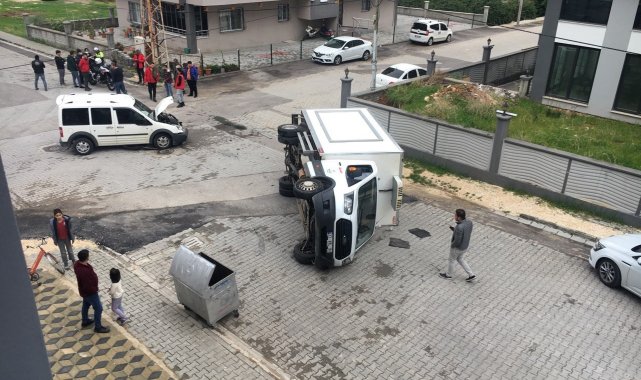 Araçla çarpışan kamyonet devrildi, sürücüler yara almadan kurtuldu