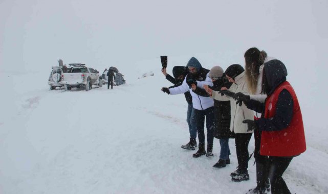 Araçlar kara saplandı, onlar halay çekti