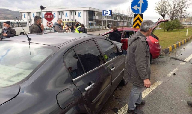 Araçlar kavşakta çarpıştı: 4 yaralı