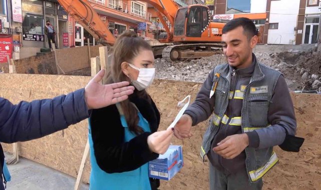 Araçta sandığı maskesini kolunda unutan vatandaş: "Fark etmedim"