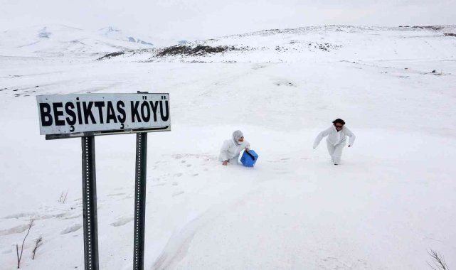 Ardahan'da sağlıkçılar kar, tipi ve fırtınaya rağmen köy köy gezip aşılama yapıyor