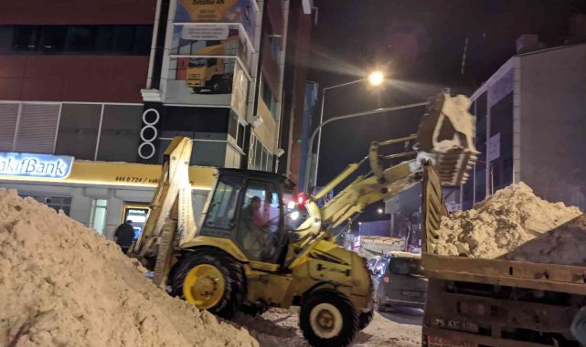 Ardahan'da tonlarca kar kamyonlarla taşındı