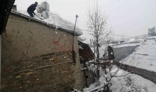 Arıcak&#039;ta vatandaşlar, çatılarda biriken kar birikintilerini temizledi