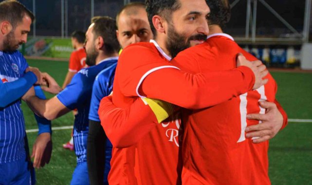 Arkadaşı için futbol kariyerine veda etti