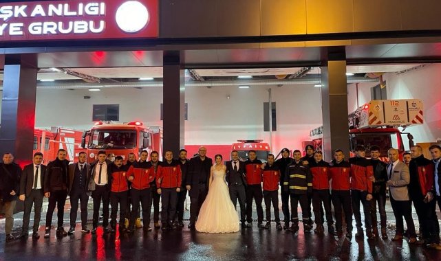 Arkadaşları düğününe gelemeyince, kendisi görev yerine gitti