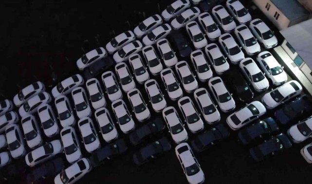 Arnavutköy&#039;de firmanın otoparkında bekleyen sıfır araçlar dikkat çekti