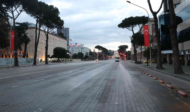 Arnavutluk sokakları, Cumhurbaşkanı Erdoğan için Türk bayraklarıyla donatıldı