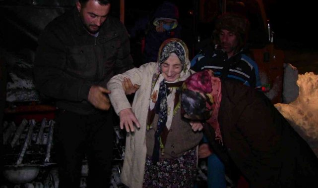 Artvin'de Camili bölgesindeki hasta ve öğretmenler kar esaretinden kurtarıldı