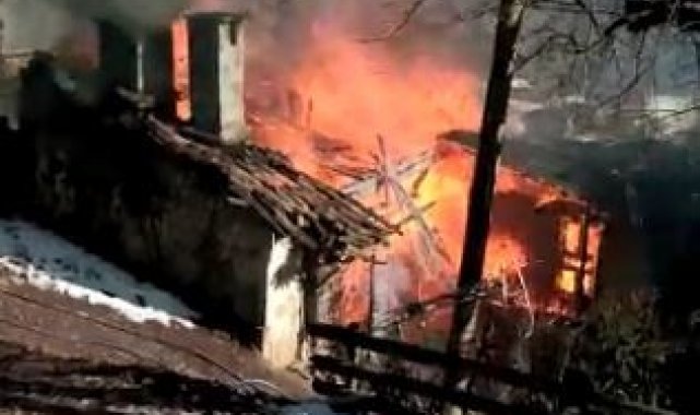 Artvin'de iki katlı ev yanarak kullanılamaz hale geldi