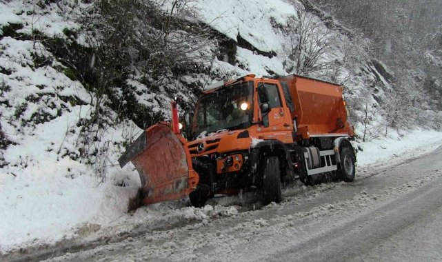 Artvin'de kar yağışı nedeniyle Hopa-Borçka karayolunda trafiğe kapandı