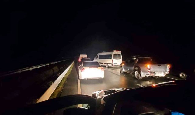 Artvin'in Arhavi ilçesinde meydana gelen heyelan nedeniyle Karadeniz Sahil Yolu çift taraflı trafiğe kapatıldı.