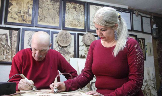 Aşklarını ahşabın üzerine milim milim işliyorlar