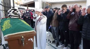 Asya'dan yangında hayatını kaybeden sahibine acı veda