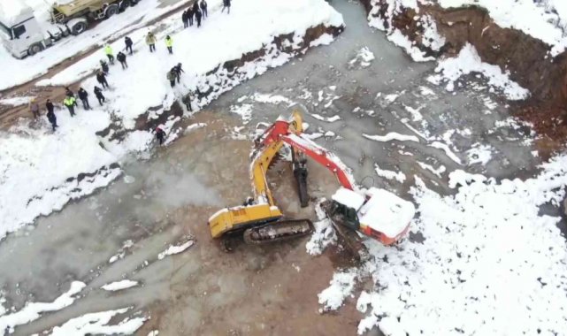 Ataşehir'de buz üstünde ilerleyen iş makinesi, buzların kırılmasıyla çukura düştü