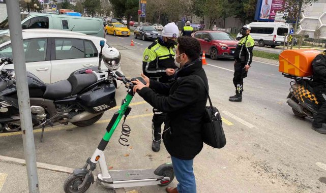Ataşehir'de elektrikli scooter ile ters yönde ilerleyen kişiye ceza