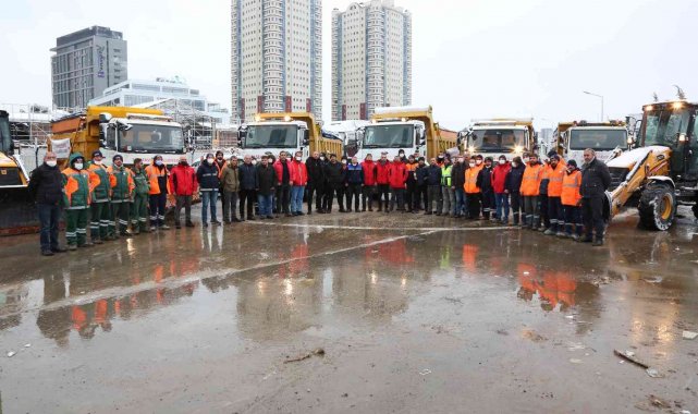 Ataşehir&#039;de karla mücadele ekipleri 724 görev başında