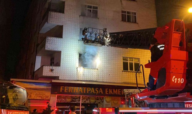 Ataşehir&#039;de yanan daireyi arkalarına alıp selfie çekildiler