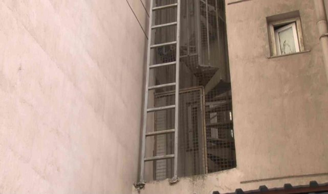 Ataşehir'de yangında hamile kadın yangın merdiveninde kaldı