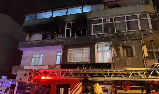 Ataşehir&#039;de yangında komşuları dumandan etkilenirken, sosyal medyada yayın yaptı