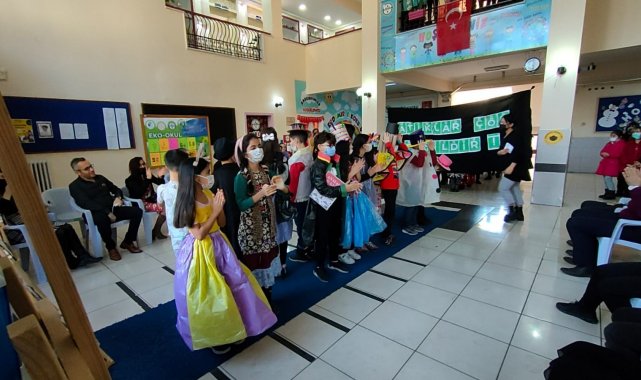 Atık malzemelerle yaptıkları elbiselerle defile sundular