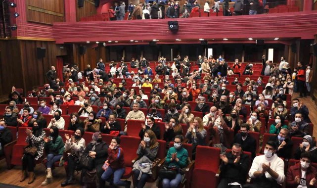 Atıklar tiyatro biletine dönüştü