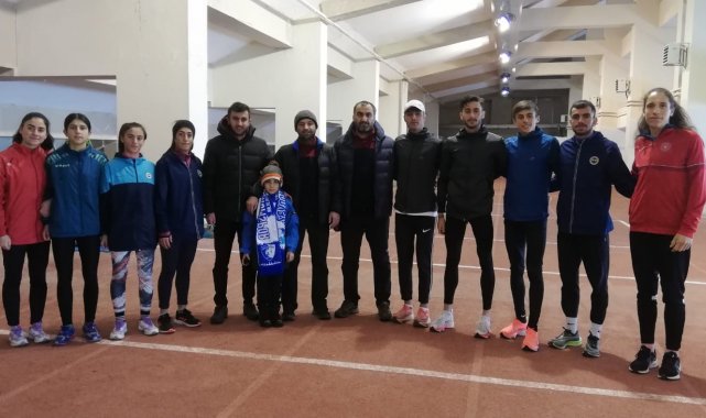 Atletler, şampiyonalar için kapalı salonda çalışıyor