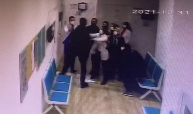 Avcılar&#039;da Aile Sağlığı Merkezi&#039;nde doktora yumruklu saldırı kamerada