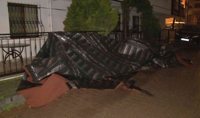 Avcılar'da anne ve kızı çatıdan uçan parçalardan son anda kurtuldu