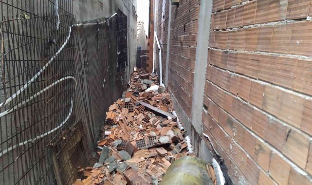 Avcılar&#039;da şiddetli rüzgar çatının duvarını yıktı