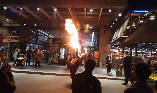 AVM'de ateş şov