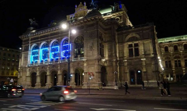 Avusturya'da yılbaşı kutlamalarında maske ve sosyal mesafe unutuldu